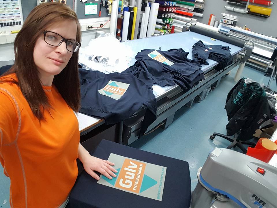 Trykk av logo på rygg på en t-skjorte